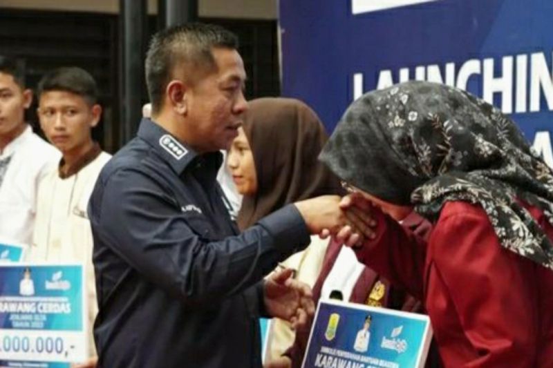 Belasan ribu pelajar dan mahasiswa terima beasiswa dari Pemkab Karawang