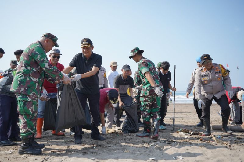 Sambut libur akhir tahun, Pemkab Pangandaran bersihkan sampah di pantai