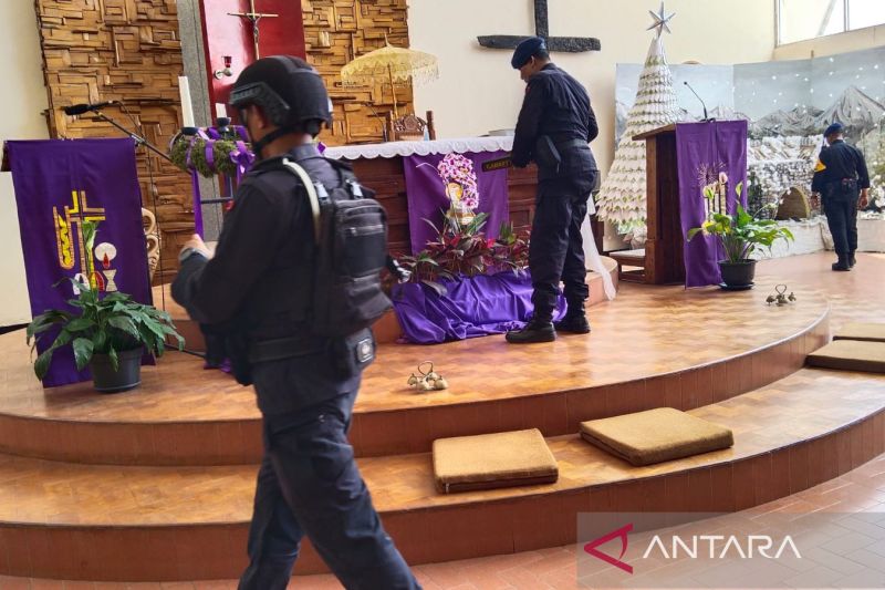 Polres Kuningan sterilkan gereja untuk jamin Misa Natal aman