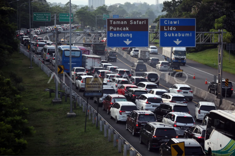 Kepadatan kendaraan saaat libur panjang Natal di Puncak Bogor