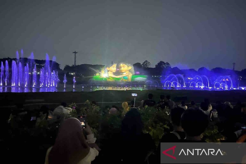 Air mancur Tirta Cerita memesona pengunjung TMII di malam libur Natal ...