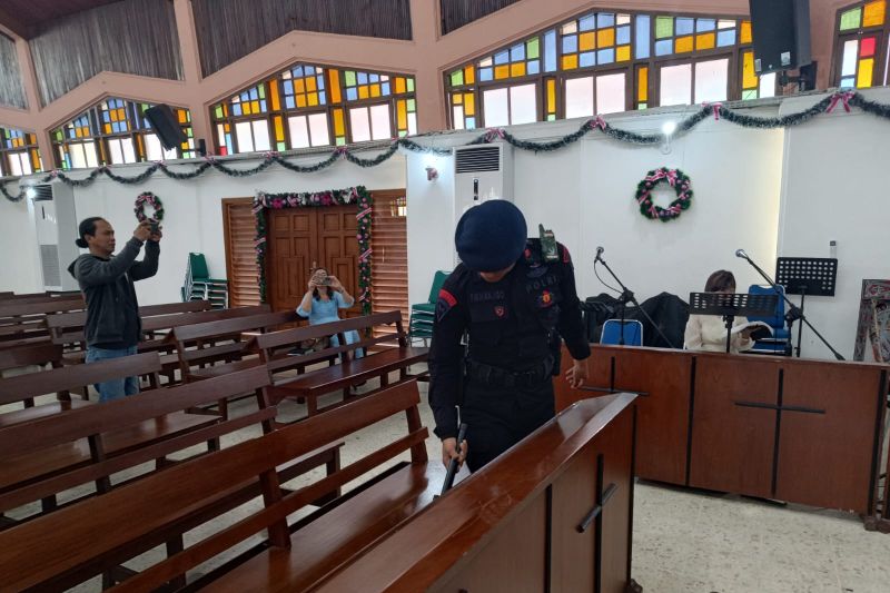 Polrestabes Bandung lakukan sterilisasi sejumlah gereja