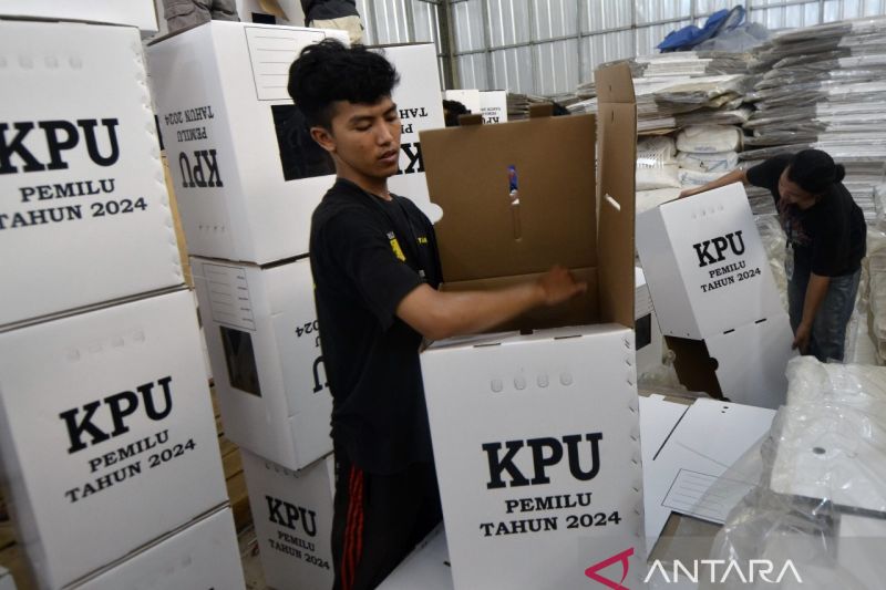 Perakitan kotak suara Pemilu 2024 di Bandar Lampung