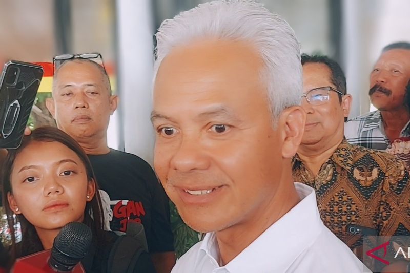 Tepis tudingan Roy Suryo, Ganjar: Mikrofon debat memang ada tiga