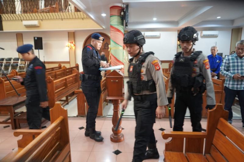 Tim Penjinak Bom Brimob sterilkan gereja jelang Natal di Tasikmalaya