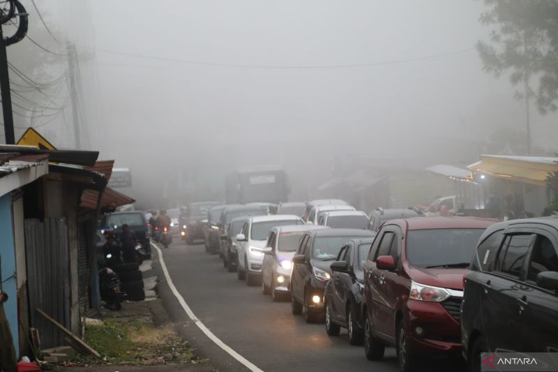 Polres Cianjur berlakukan sistem satu arah hindari macet total di Puncak