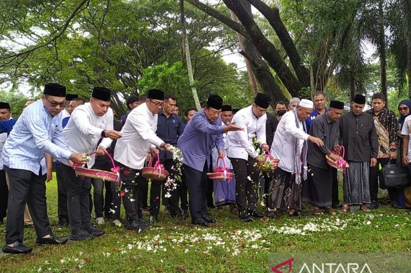 SBY ziarah ke kuburan korban tsunami 2004 di Siron Aceh Besar