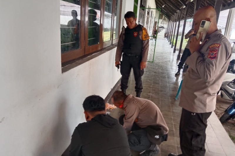 Polres Garut amankan sebuah warung penjual obat terlarang