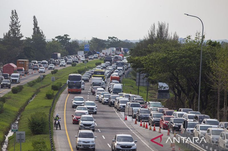 Korlantas berlakukan satu arah di jalur tol siang ini