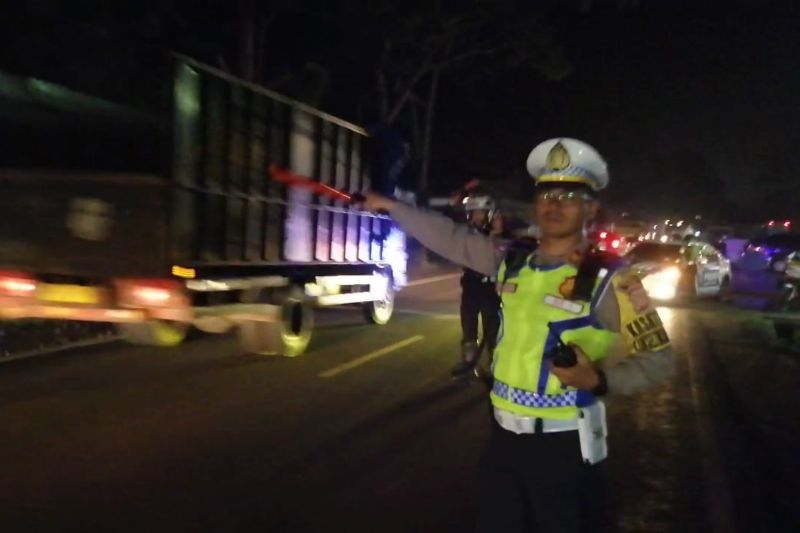 Polisi berlakukan satu arah untuk menguras kendaraan dari Garut ke Bandung