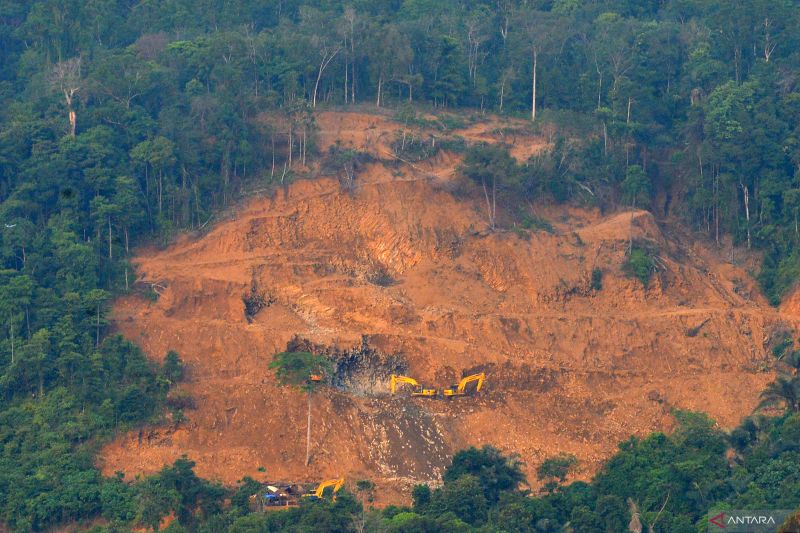 Bebatuan kekar kolom di Padang Priaman