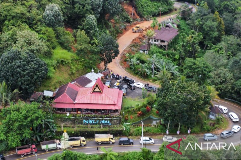 Pembersihan jalan nasional Sumatera Barat-Riau yang tertutup material longsor
