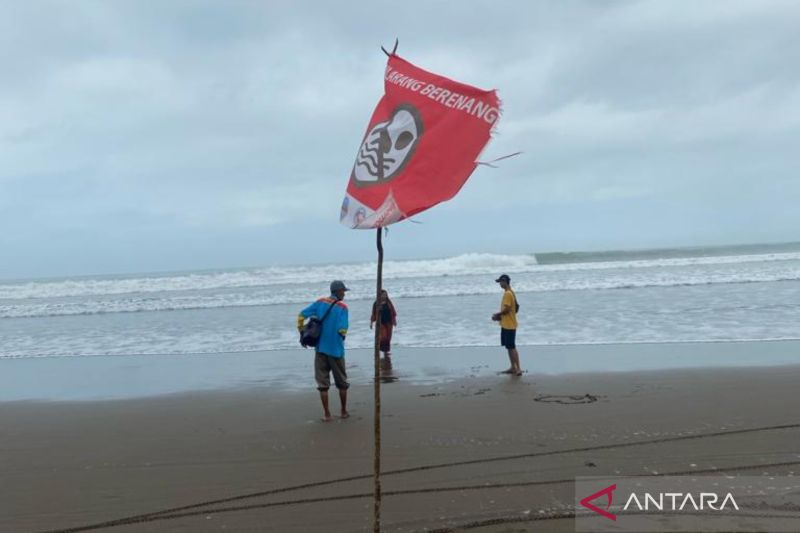 Balawista Pangandaran larang wisatawan berenang di zona berbahaya