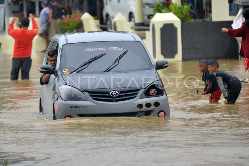 Banjir luapan sungai Batang Sinamar