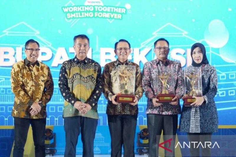Bupati Bekasi meraih penghargaan pembina wajib pajak teladan Jawa Barat