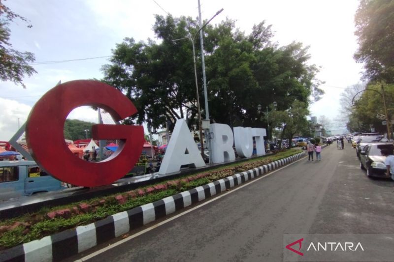 Halaman sekolah jadi tempat parkir kendaraan wisatawan di Garut