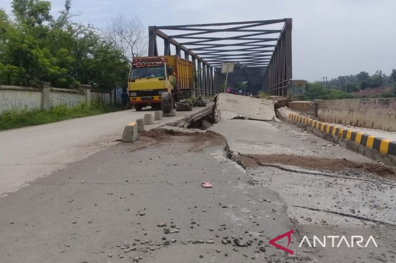 Pemkab Bekasi anggarkan Rp30 miliar perbaiki longsor area jembatan Cipamingkis