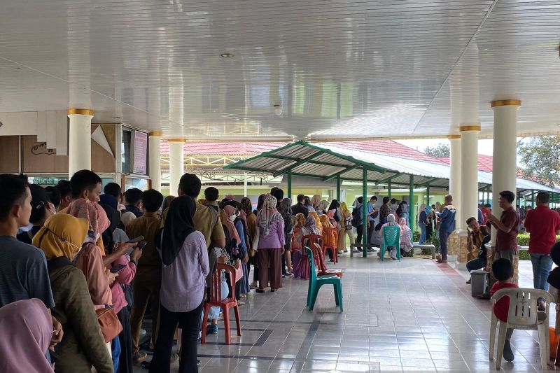 Ratusan calon PPPK antre untuk pengambilan hasil tes kesehatan