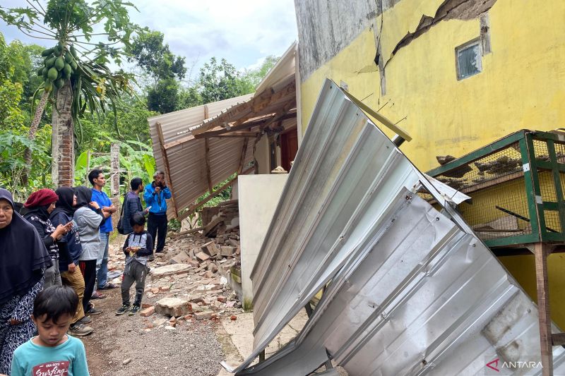 Pj Bupati Sumedang pastikan kebutuhan logistik untuk korban gempa terpenuhi