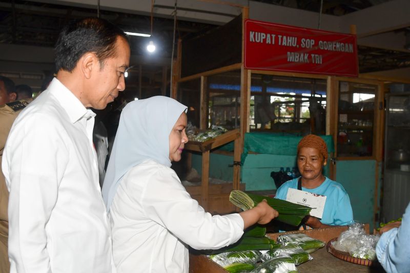 Presiden Jokowi beserta Ibu Negara beli tempe dan sayur di pasar Purworejo