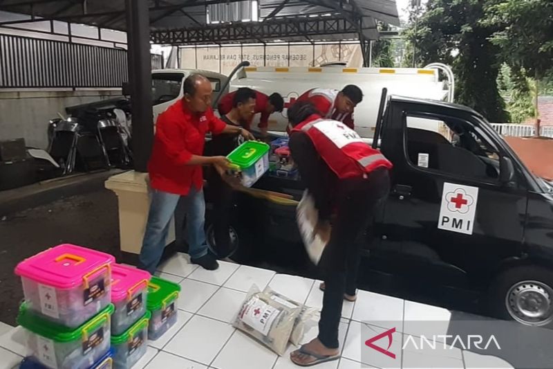 PMI Cianjur distribusikan bantuan logistik untuk korban gempa Sumedang