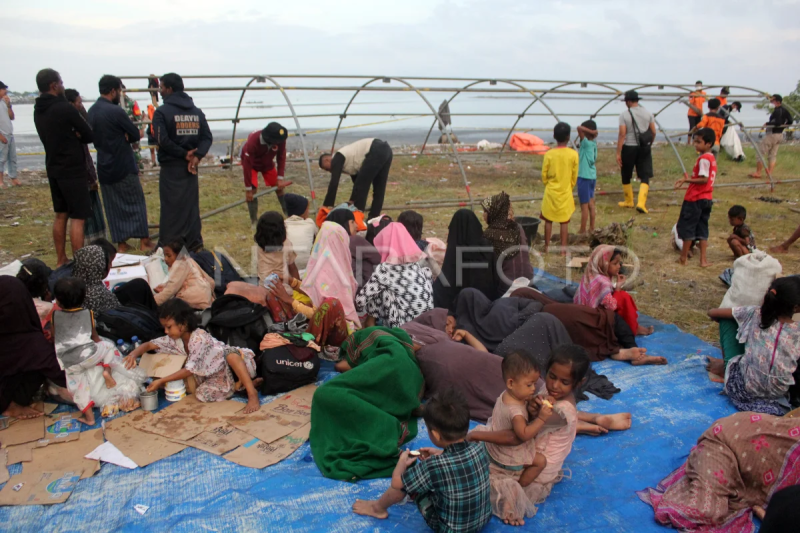 Tenda sementara untuk pengungsi Rohingnya