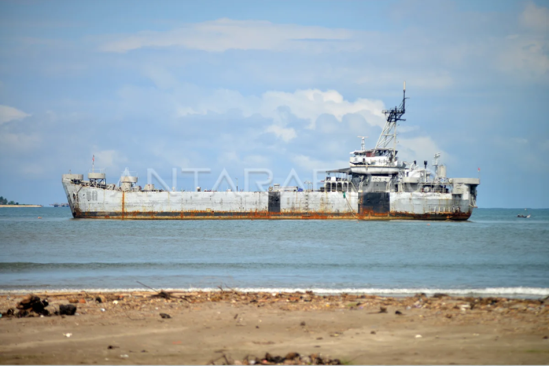 KRI Teluk Bone terbengkalai di laut Pariaman