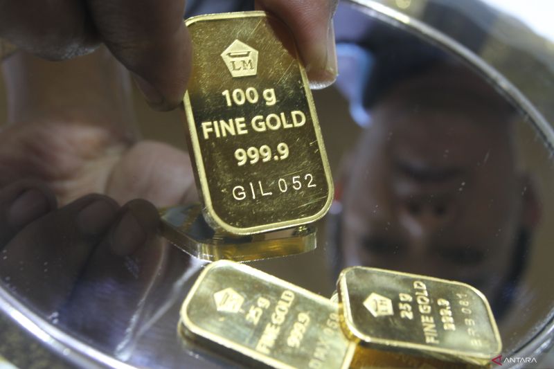 Emas Antam hari ini turun Rp7.000 menjadi Rp1,121 juta per gram