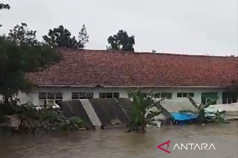 Puluhan rumah warga Ciranjang Cianjur terendam banjir akibat sungai meluap