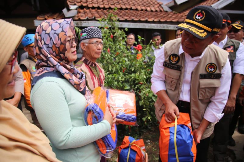 Pemerintah serahkan bantuan stimulan kepada korban gempa Sumedang