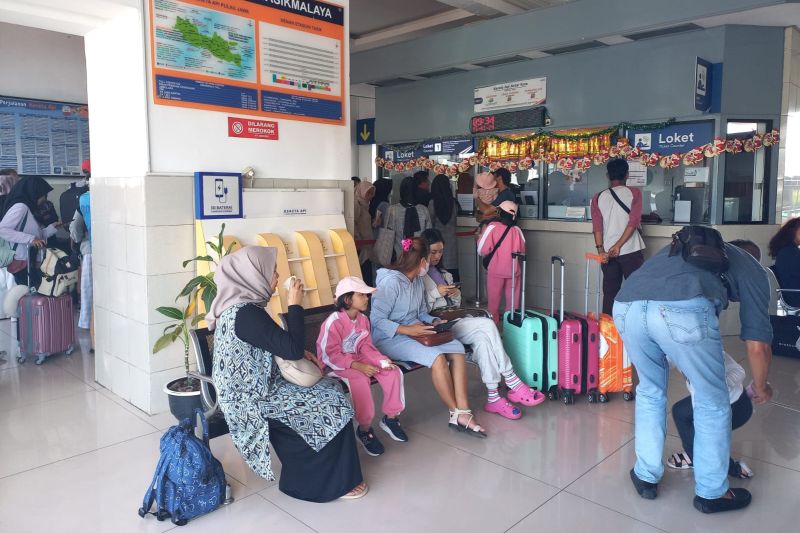 Ratusan penumpang KA di Ciamis dan Tasikmalaya batal berangkat, uang tiket dikembalikan