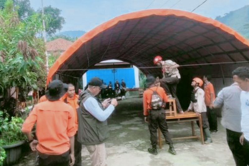 Pemkab Purwakarta pastikan penuhi kebutuhan makan pengungsi longsor di Gunung Anaga