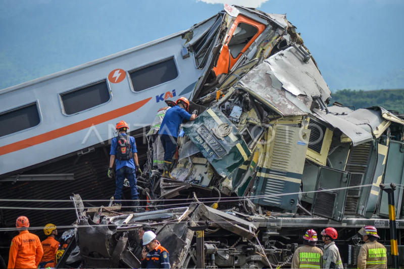 Evakuasi korban kecelakaan kereta