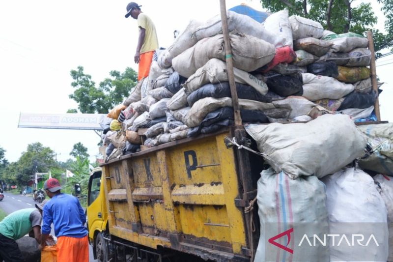 Gaji petugas sampah di Purwakarta tak naik enam tahun