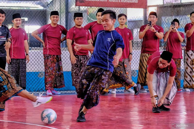 Gibran bersama para Gus se-Jawa ikuti futsal sarungan bareng Samsul di Cirebon