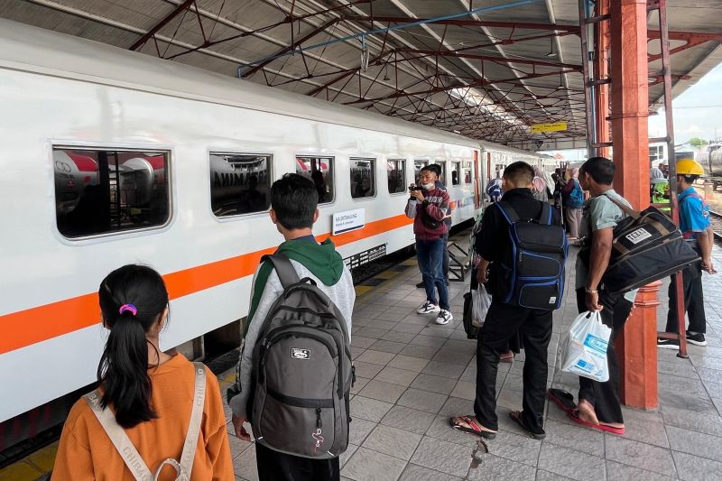 KAI Daop Madiun layani 23 pembatalan tiket KA imbas insiden kecelakaan di Bandung