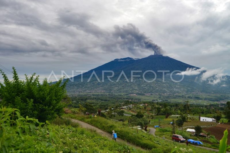 Foto-foto erupsi Gunung Singgalang