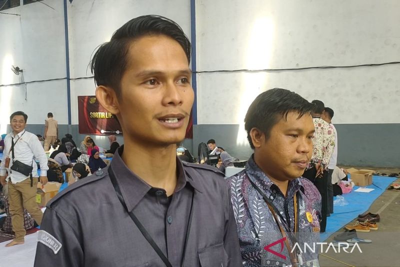Bawaslu Kota Cirebon tertibkan APK yang membahayakan