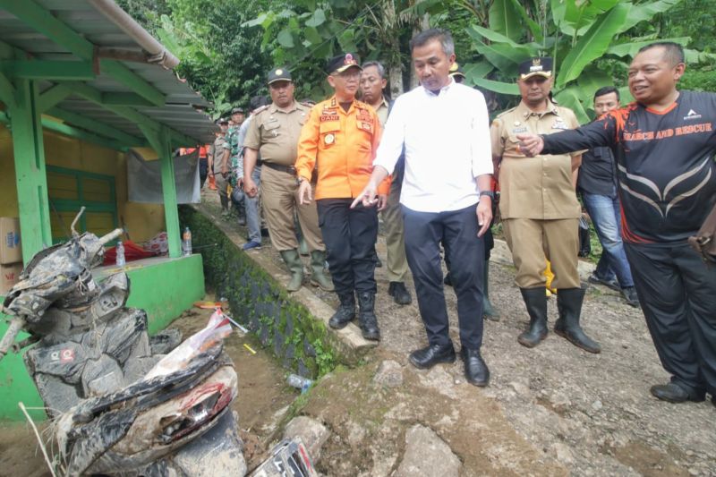 BPBD Jabar catat ratusan warga mengungsi akibat longsor