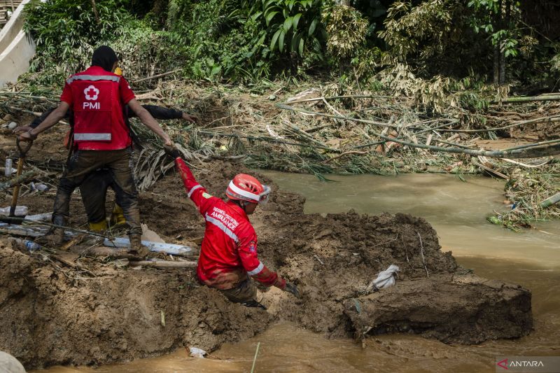 Masyarakat diminta menunggu kajian mendalam penyebab longsor di Subang