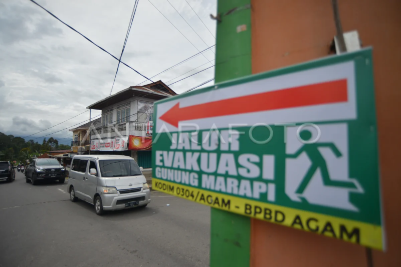 Petunjuk arah jalur evakuasi Gunung Marapi