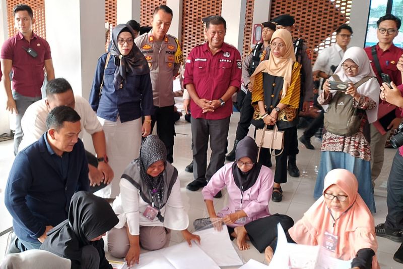 KPU Majalengka kerahkan 500 pekerja untuk sortir lipat surat suara pemilu