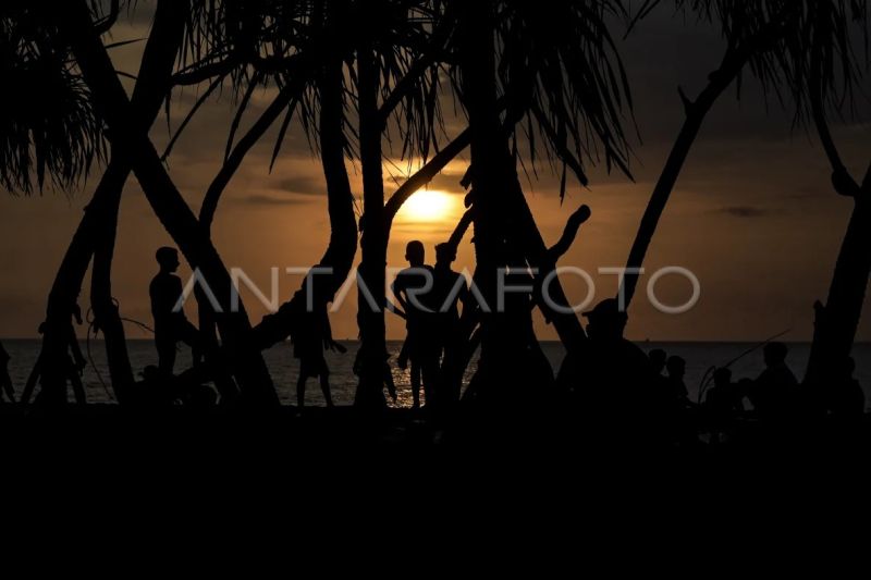 Matahari terbenam akhir tahun 2023 di Lombok