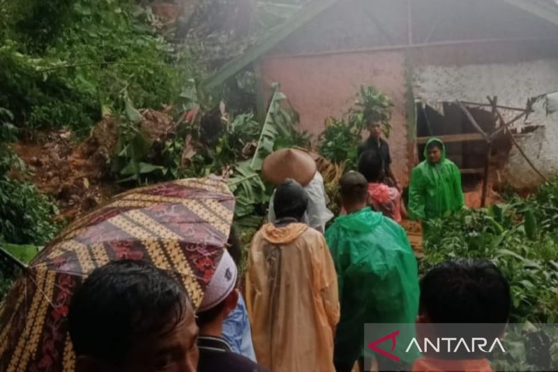 Dua rumah rusak tertimbun longsor di Cianjur