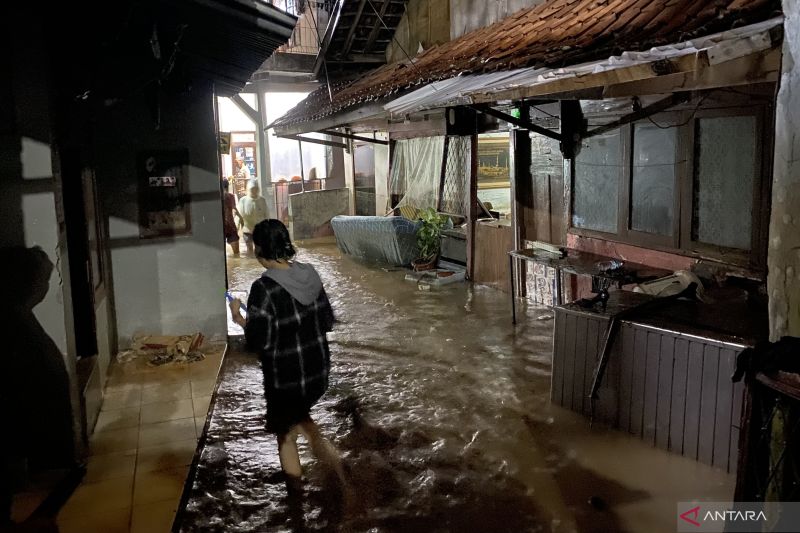 Puluhan rumah warga Braga Kota Bandung terendam banjir setinggi satu meter