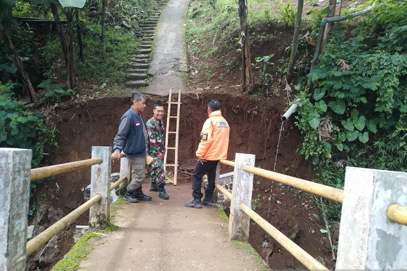 Jembatan penghubung antar-desa di Sukabumi putus akibat longsor