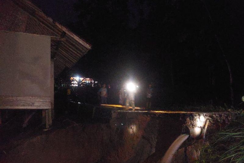 Satu keluarga yang rumahnya terancam longsor di Garut, dievakuasi