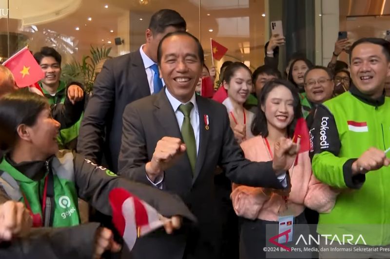 Presiden Joko Widodo joget bareng WNI dan pengemudi ojol di Vietnam