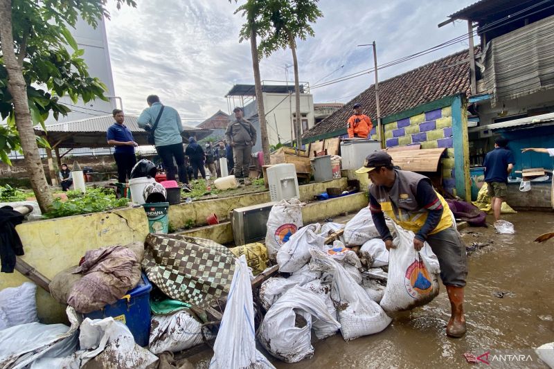 Tanggul jebol di Sungai Cikapundung Bandung diperbaiki