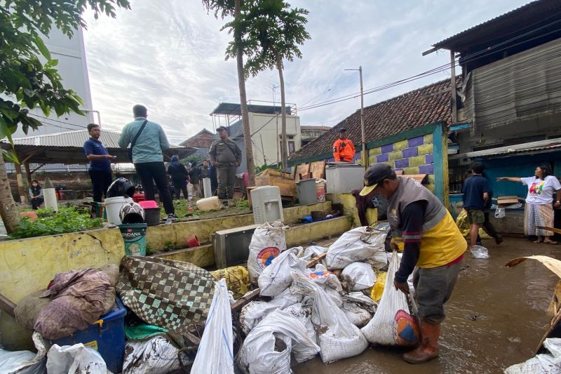 Pj Gubernur Jabar minta Pj Wali Kota Bandung segera tangani tanggul jebol Cikapundung